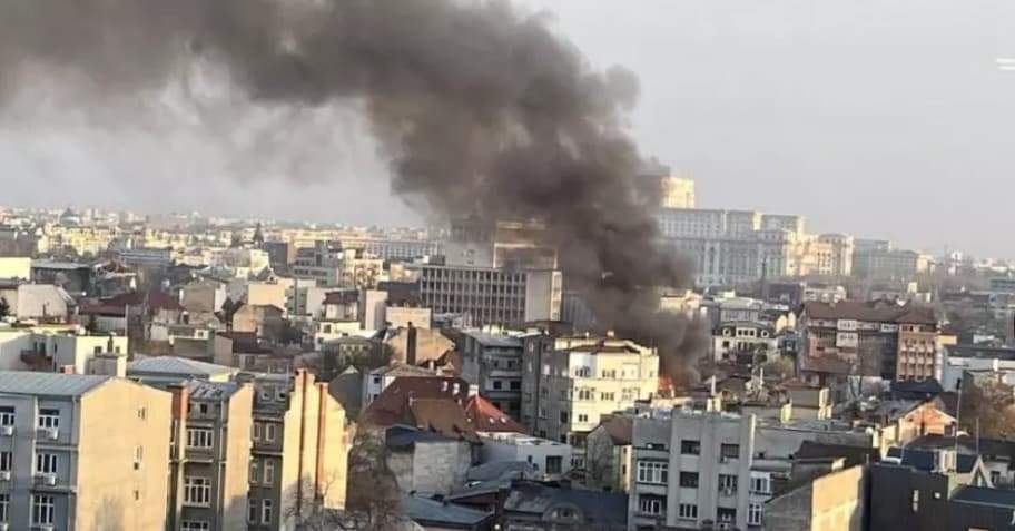 Incendiu puternic în București! Flăcările au afectat o vilă  și un bloc din Capitală