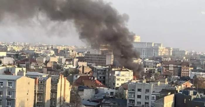 Incendiu puternic în București! Flăcările au afectat o vilă  și un bloc din Capitală