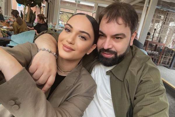 "Noi ne pupăm pe gură". Betty Salam, revoltată pe cei care judecă gesturile pe care le are cu tatăl ei