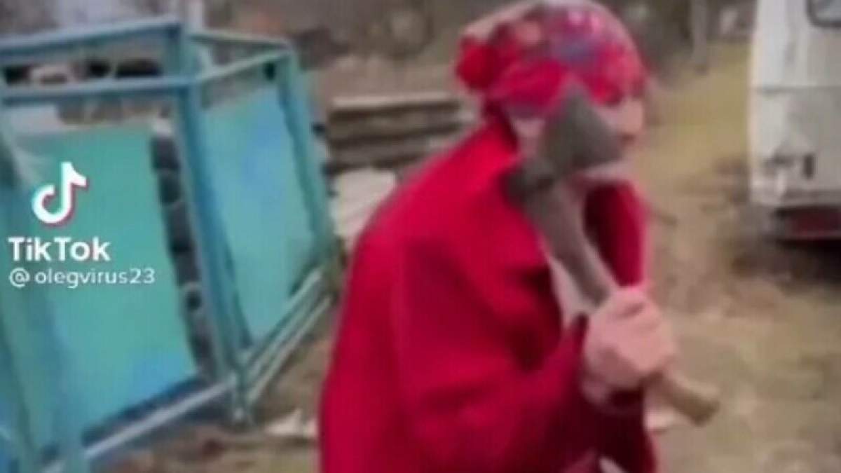 O bătrână din Ucraina amenință forțele armate ruse cu un topor, în plin război: „Vă omor pe toți” / VIDEO