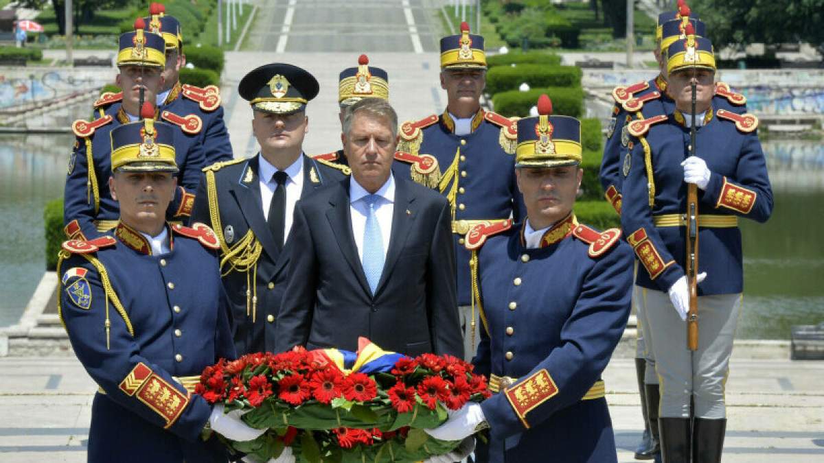 Președintele României, Klaus Iohannis, i-a decorat pe cei opt militari care și-au pierdut viața în tragicul accident aviatic din Constanța / FOTO