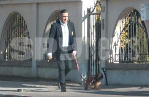 Ilie Dumitrescu, stilat și bine îmbrăcat chiar și când își plimbă câinele! Fostul fotbalist nu se dezice de hainele elegante / PAPARAZZI