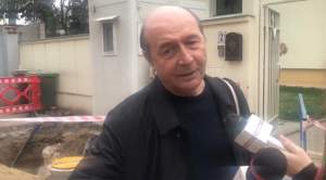 Cât de grijulie este Maria, soția lui Trăian Băsescu. Cum a fost așteptat fostul președinte la vila de protocol / PAPARAZZI