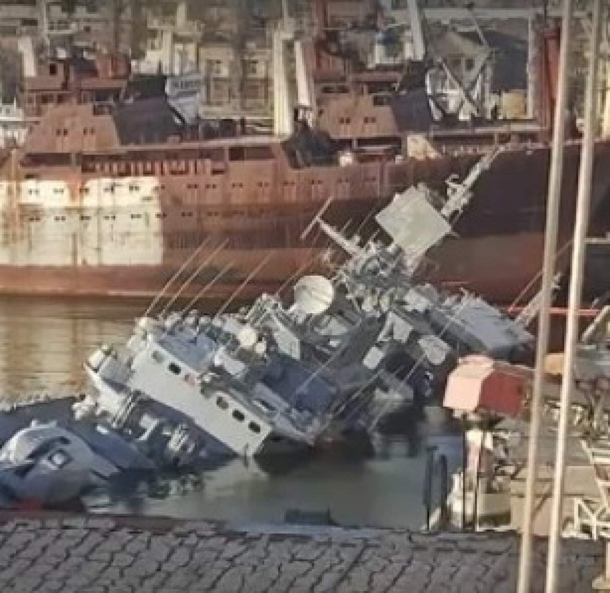 Ucrainenii și-au scufundat nava amiral de război, mândria marinei! Rușii puteau să-i atace cu ea