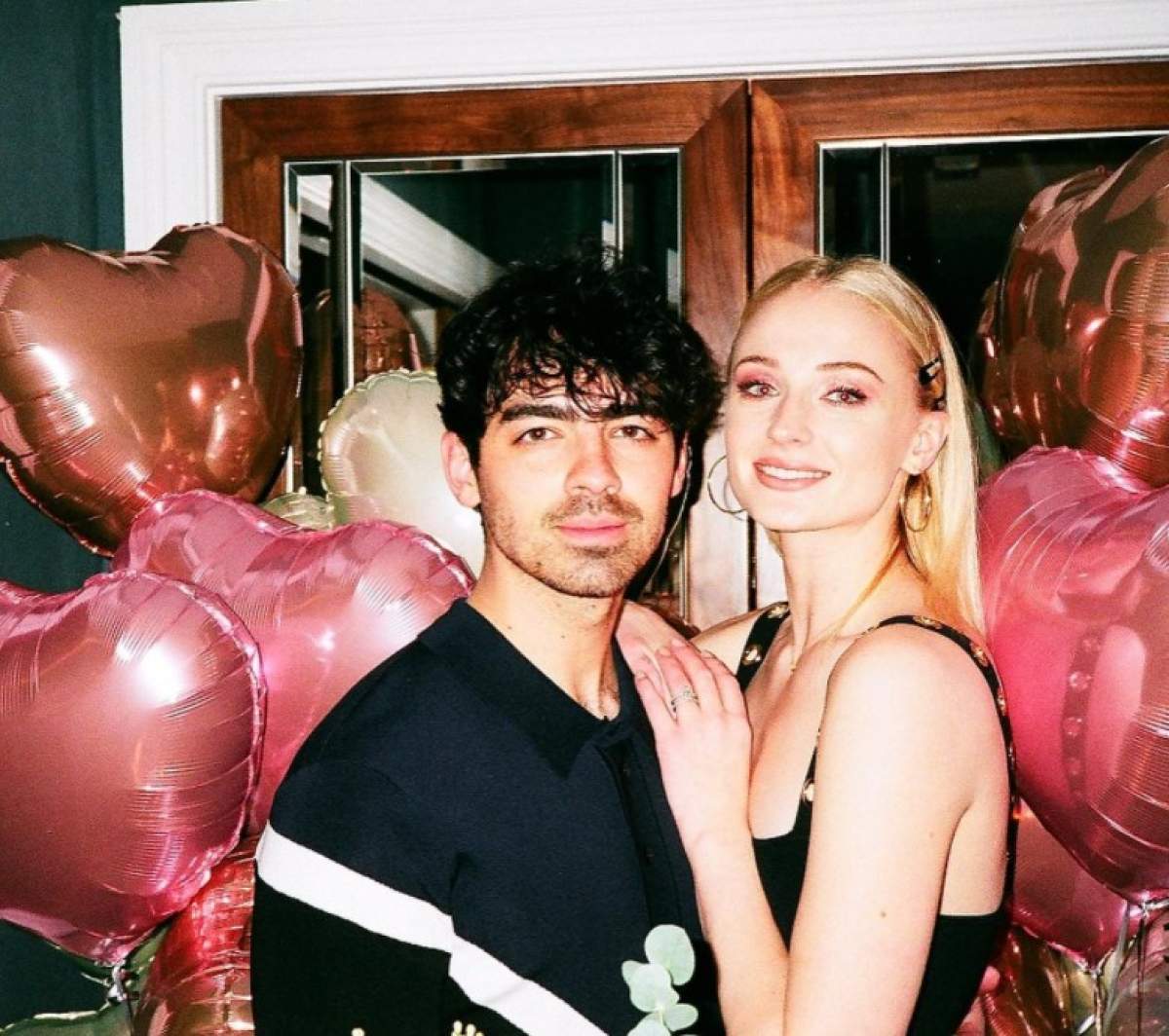 Joe Jonas și Sophie Turner, îmbrățișați