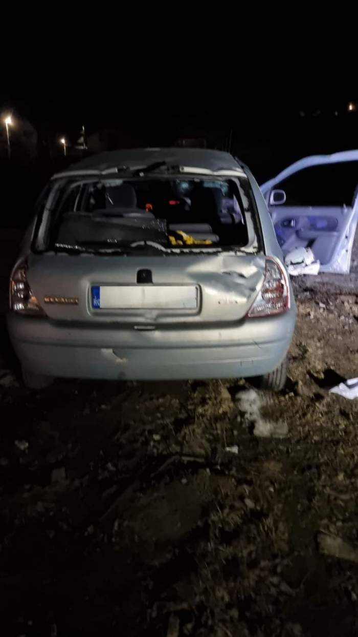 Patru tineri din Maramureș au fost atacați cu topoarele, iar mașina în care se aflau a fost distrusă. Totul a pornit de la o datorie de 50 de lei / FOTO