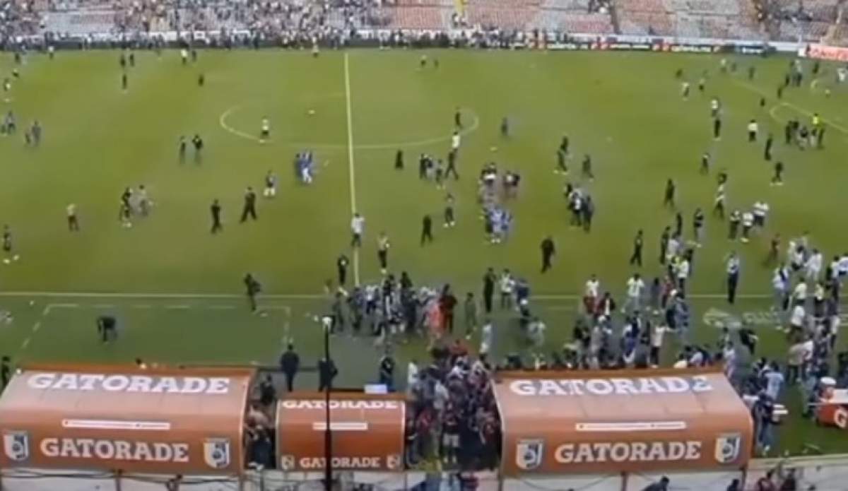 Tragedie la un meci de fotbal! Doi tineri au murit și zeci de persoane au fost rănite, după o ceartă între suporteri / FOTO