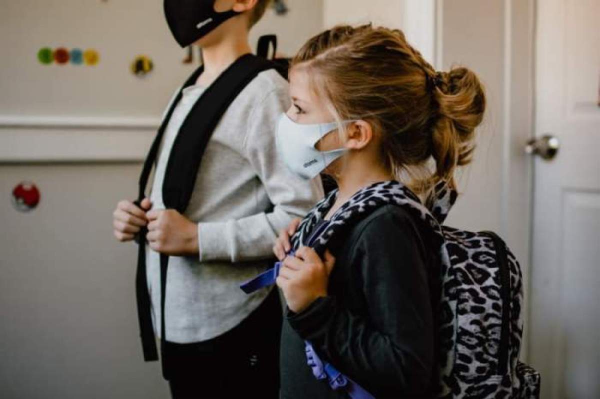 Rămâne masca de protecție obligatorie în școli?