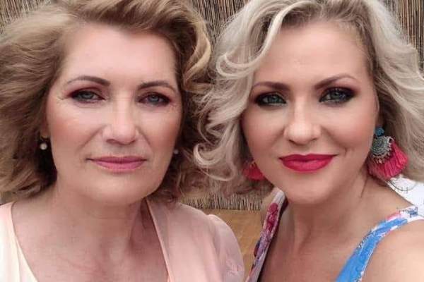 Imagini rare cu Mirela Vaida și mama ei. Ce meserie are, de fapt, femeia care i-a dat viață prezentatoarei / GALERIE FOTO