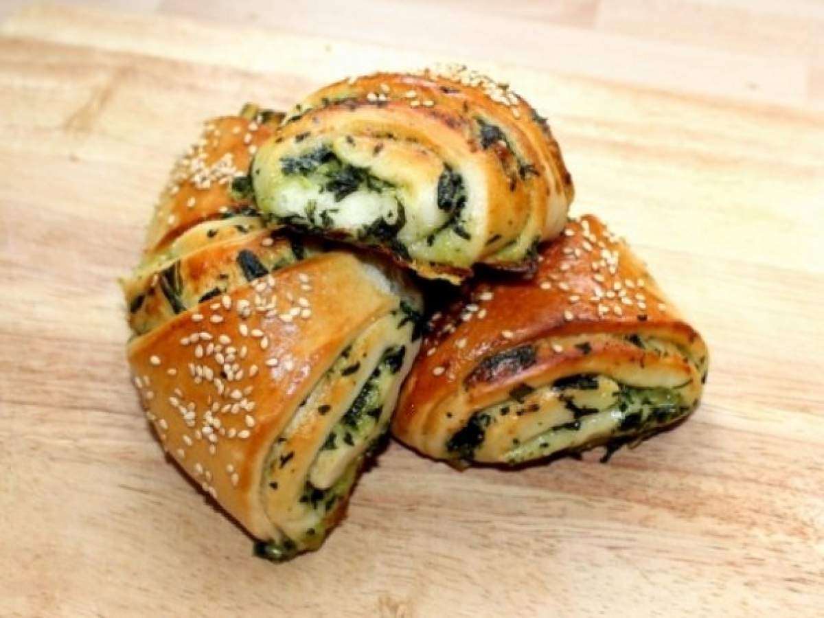 Rulouri Rulouri cu spanac si brânză feta. Cinci ingrediente pentru o gustare pe placul întregii familii