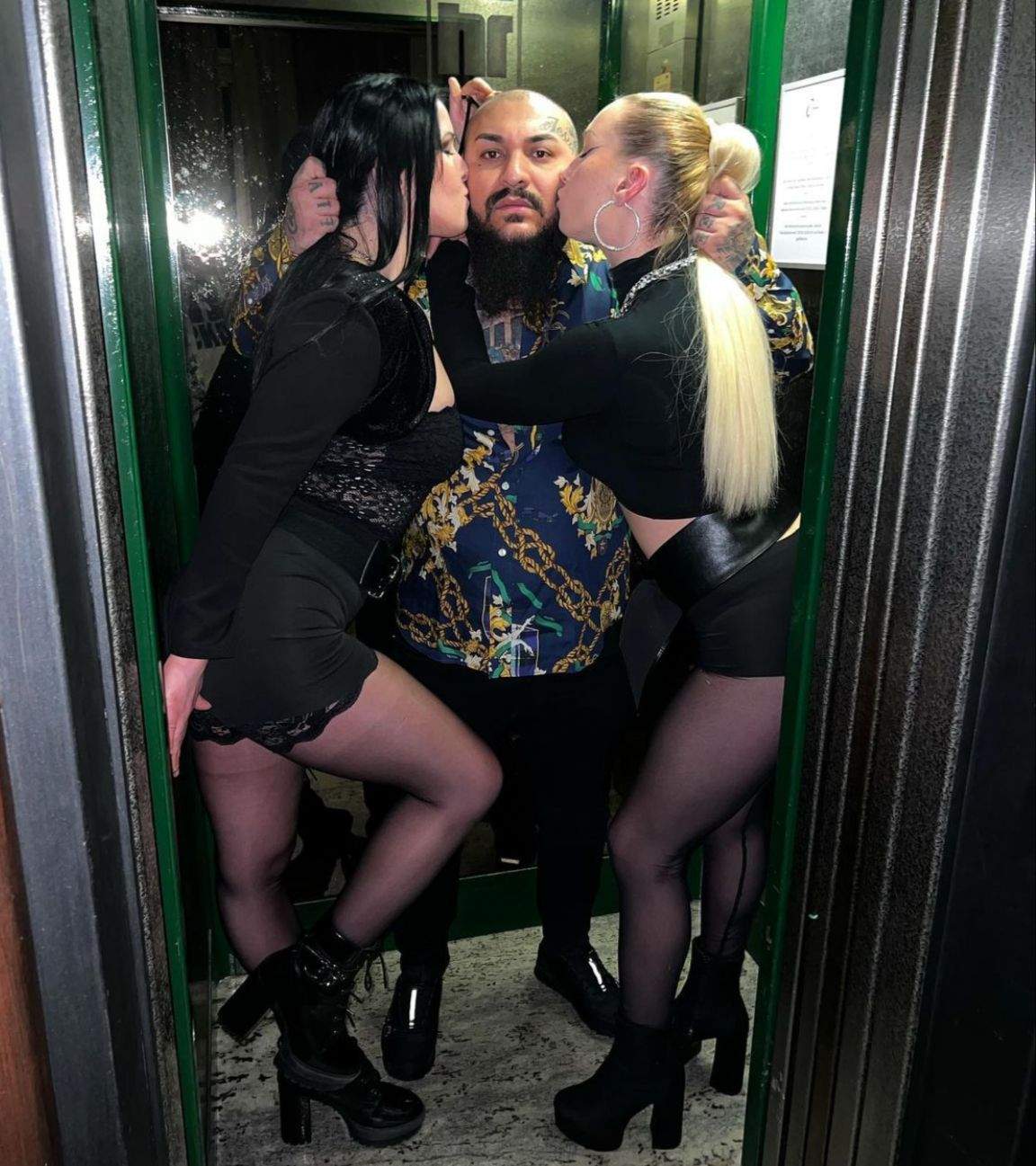 Poza scandaloasă postată de Dani Mocanu de ziua femeilor. S-a fotografiat în timp ce trage de păr o blondă și o brunetă / FOTO