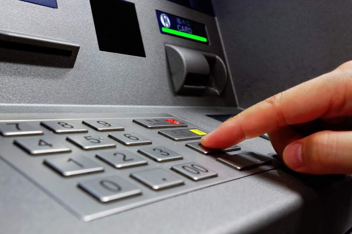 Ce se întâmplă dacă tastezi invers codul bancar la ATM. Secretul de la bancomat neştiut până acum