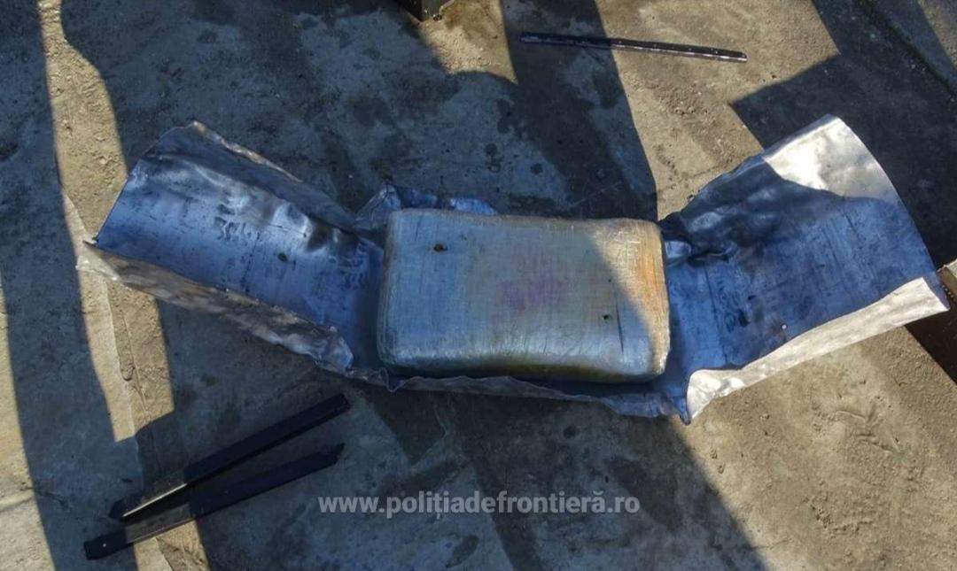 38 de kilograme de opiu au fost găsite în autoturismul unui cetățean turc. Voia să treacă pe la frontiera Calafat / FOTO