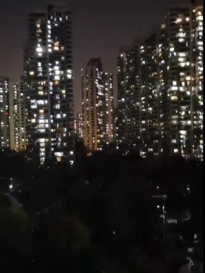 Imagini terifiante din Shanghai. Locuitorii urlă de la geamuri, după ce s-a impus carantină totală în urmă cu o săptămână / VIDEO