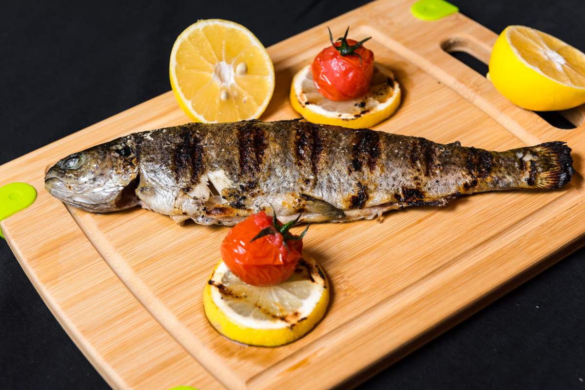 Păstrăv la grătar Păstrăv la grătar. 3 rețete gustoase pentru Florii și nu numai