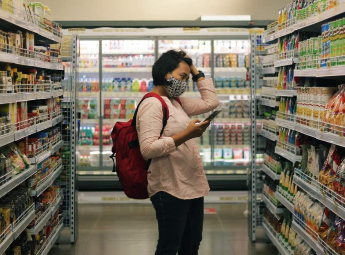 femeie în supermarket