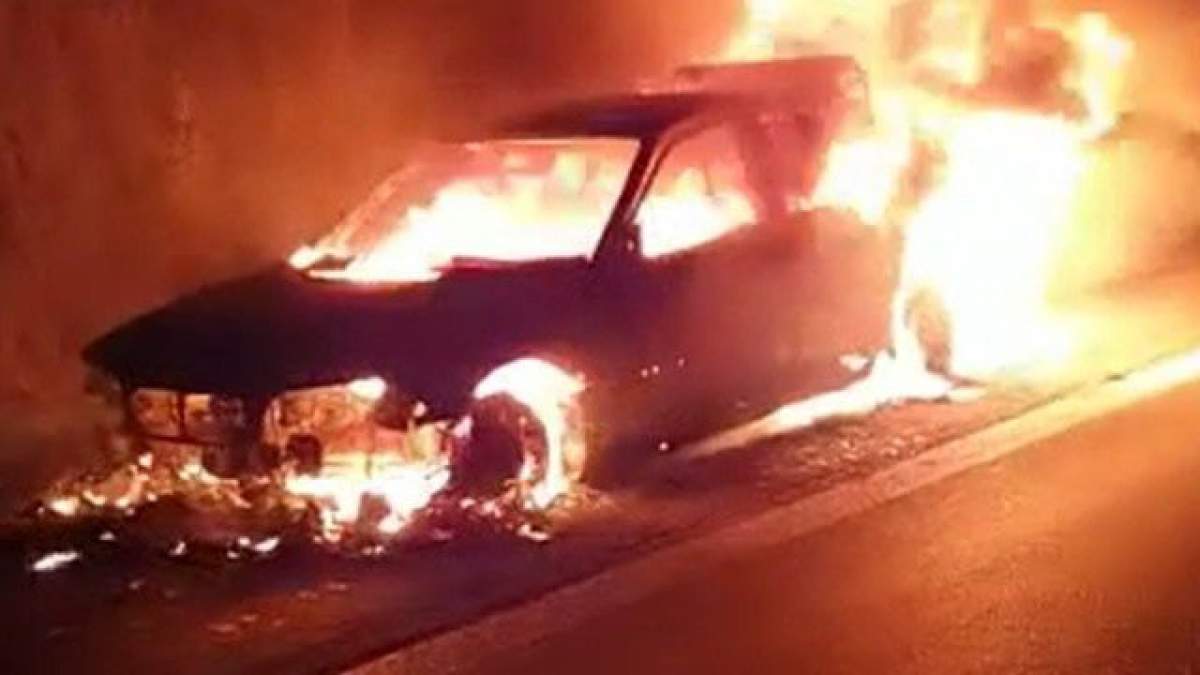 Imagini șocante pe autostrada București-Pitești! O mașină a luat foc în mers, iar șoferul a scăpat ca prin minune / VIDEO