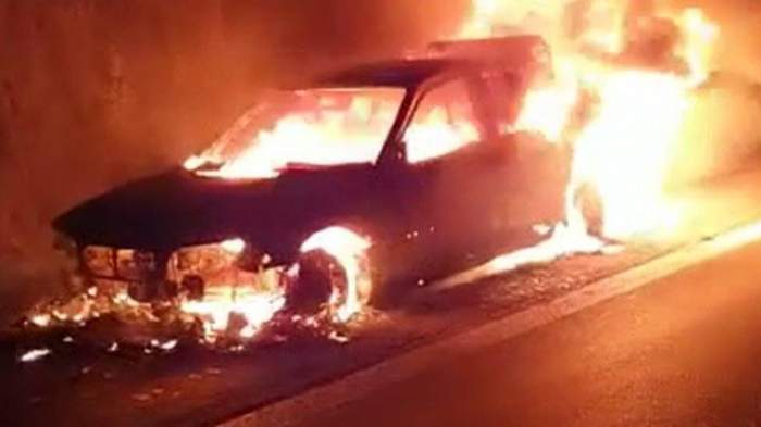 Imagini șocante pe autostrada București-Pitești! O mașină a luat foc în mers, iar șoferul a scăpat ca prin minune / VIDEO