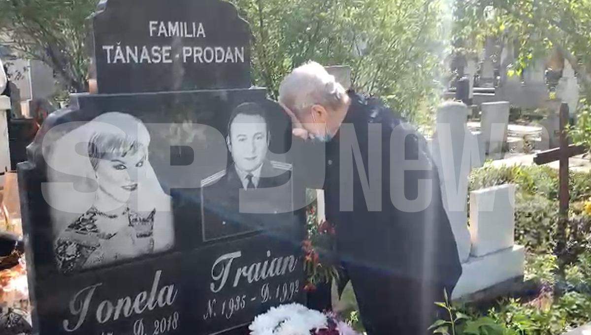 Fratele Ionelei Prodan a izbucnit în lacrimi la mormântul regretatei cântărețe. Bărbatul a venit să o comemoreze, la patru ani de la moartea ei / VIDEO