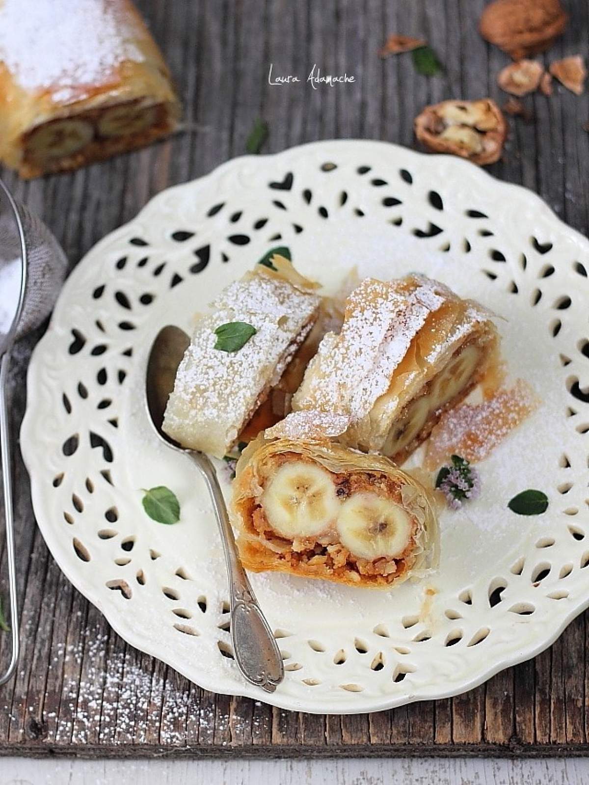 Ștrudel cu banane și nici caramelizate. Rețeta ideală de desert simplu și gustos Ștrudel cu banane și nici caramelizate. Rețeta ideală de desert simplu și gustos