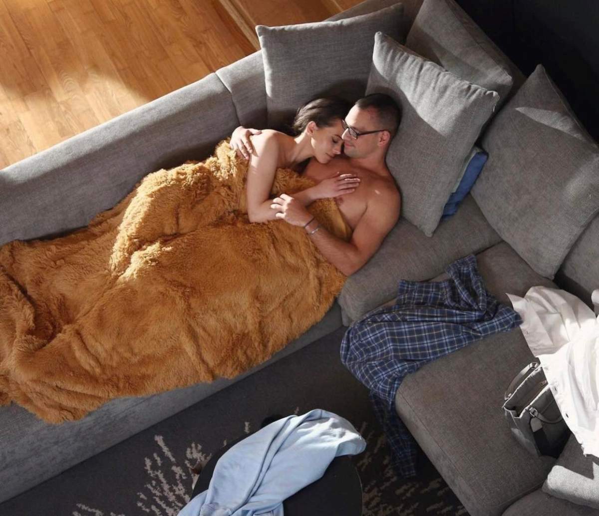 Vlad Gherman, surprins dezbrăcat, în pat, cu o femeie misterioasă Vlad Gherman, surprins dezbrăcat, în pat, cu o femeie misterioasă