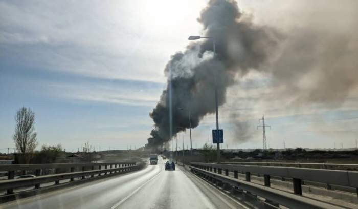 Incendiu de proporții la o fostă fabrică de țigări din Timișoara. Pompierii intervin de urgență