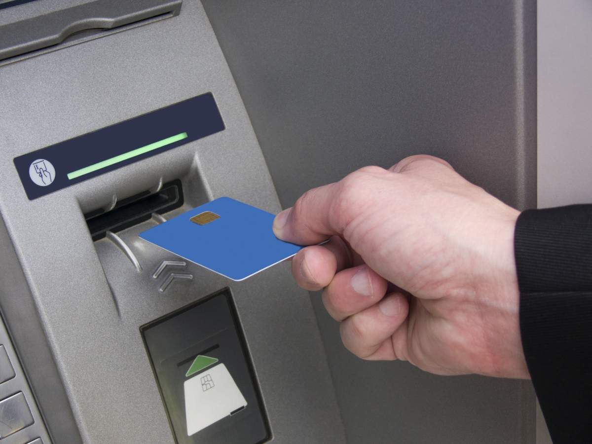 Ce se întâmplă dacă ții cardul în bancomat pentru 30 de secunde. Vei regreta dacă îl uiți în ATM