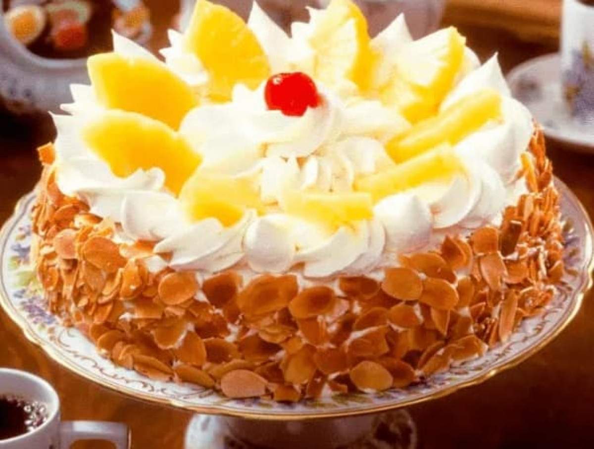 Rețetă de tort cu frișcă și ananas. Un preparat ideal pentru masa festivă de Paște