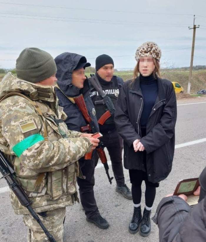 Un ucrainean deghizat în femeie a fost ”demascat” la graniță. Bărbatul voia să ajungă în Republica Moldova / FOTO