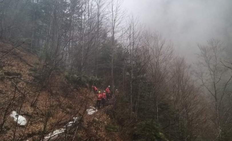 Un băiat de 18 ani se zbate între viață și moarte, după ce a căzut în apă pe Valea Caraimanului. Are fracturi grave și este hipotermic / FOTO