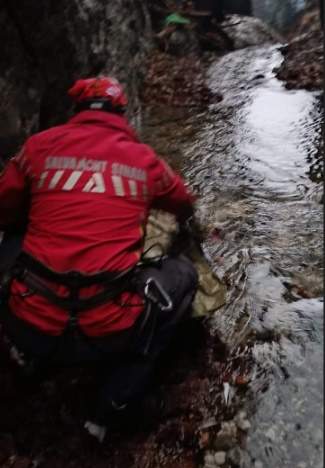 Un băiat de 18 ani se zbate între viață și moarte, după ce a căzut în apă pe Valea Caraimanului. Are fracturi grave și este hipotermic / FOTO