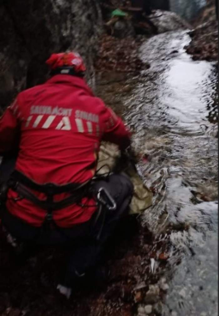 Un băiat de 18 ani se zbate între viață și moarte, după ce a căzut în apă pe Valea Caraimanului. Are fracturi grave și este hipotermic / FOTO