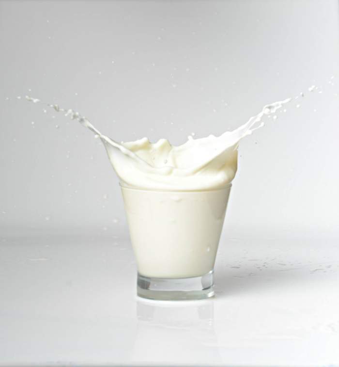 Ce se întâmplă dacă bei un pahar de lapte cu o linguriță de bicarbonat de sodiu. Secretul pe care puțini români îl știu