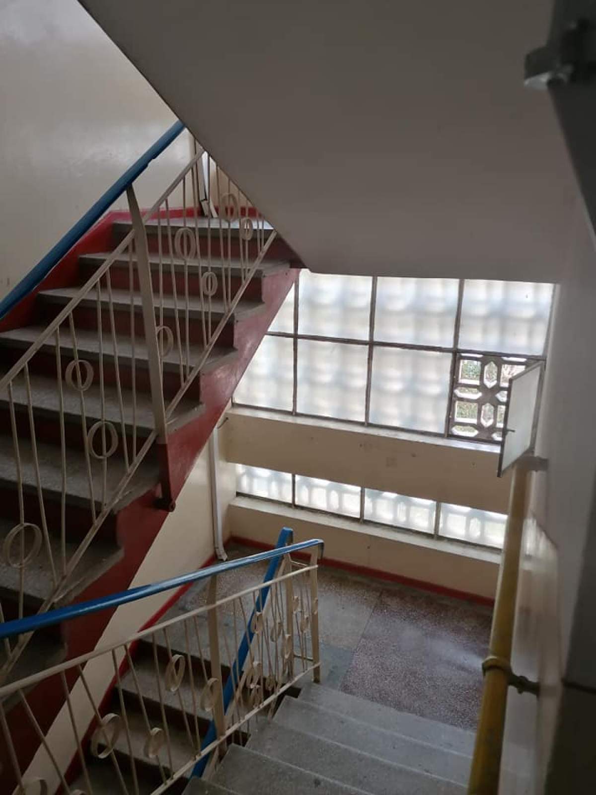 Femeie găsită carbonizată într-un bloc din Argeș Femeie găsită carbonizată într-un bloc din Argeș. Ce au descoperit polițiștii lângă trupul acesteia