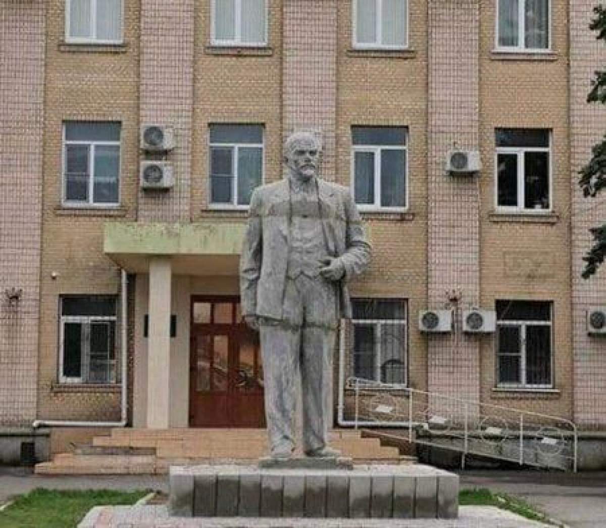 Statuia lui Lenin, instalată de ruși într-un oraș din Ucraina