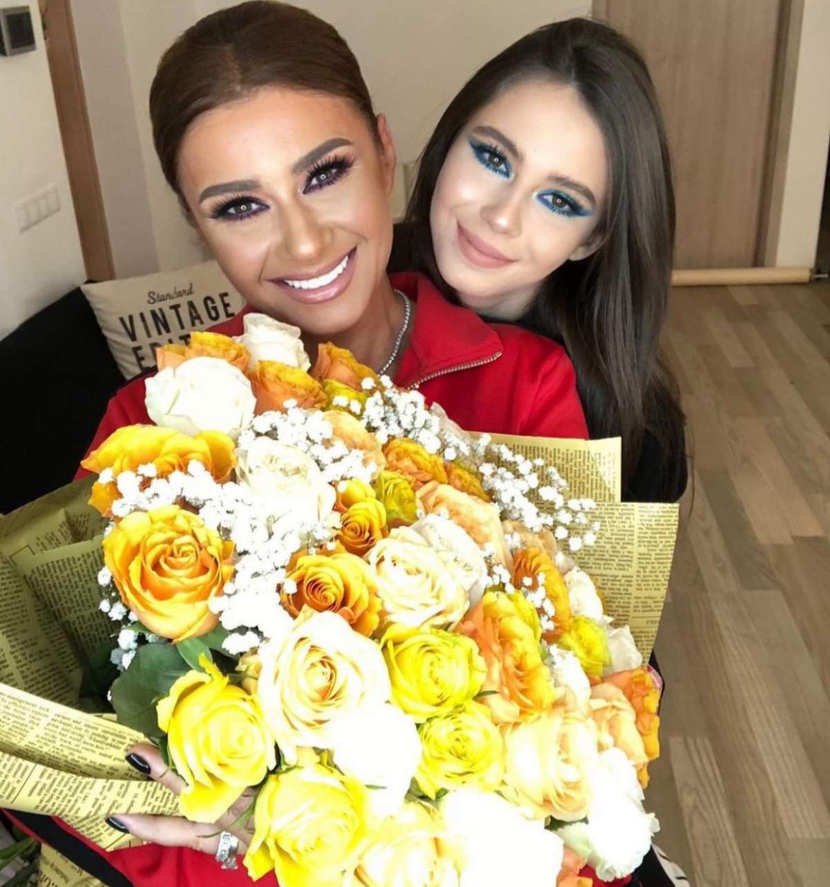 Anamaria Prodan și Rebecca, îmbrățișate și cu un mare buchet de flori
