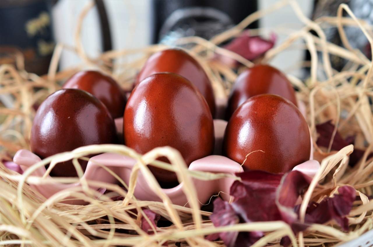 Modele de ouă vopsite natural - turmeric, foi de ceapă și alte idei