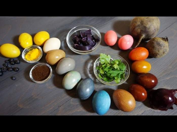 Modele de ouă vopsite natural - turmeric, foi de ceapă și alte idei