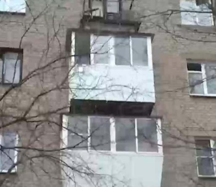 Un tânăr și-a omorât mama în bătaie și a ținut-o timp de trei luni pe balcon. A mâncat și părți din trupul ei neînsuflețit