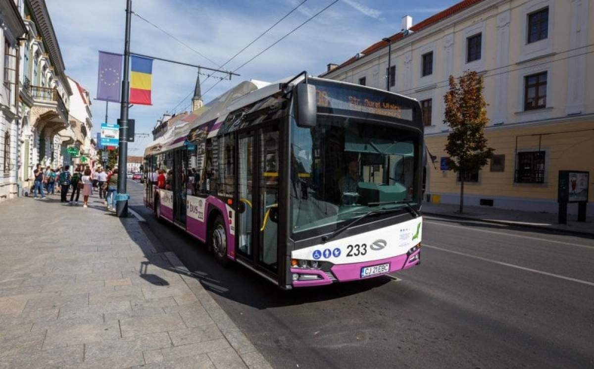 Autobuz Un copil de trei ani din Cluj s-a trezit cu geamul autobuzului în cap. Declarațiile șocante ale mamei băiețelului: ”A ajuns la UPU”