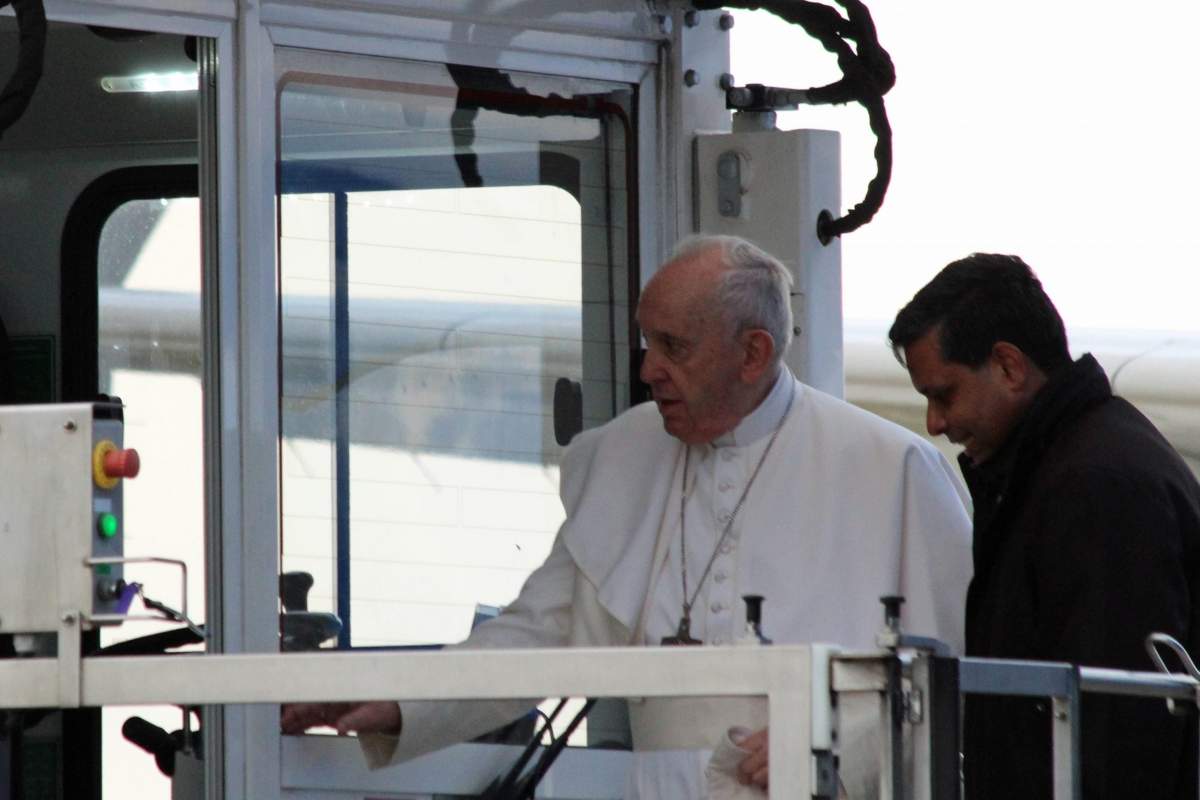 Papa Francisc a folosit liftul pentru a urca într-un avion. De ce recurs la acest gest
