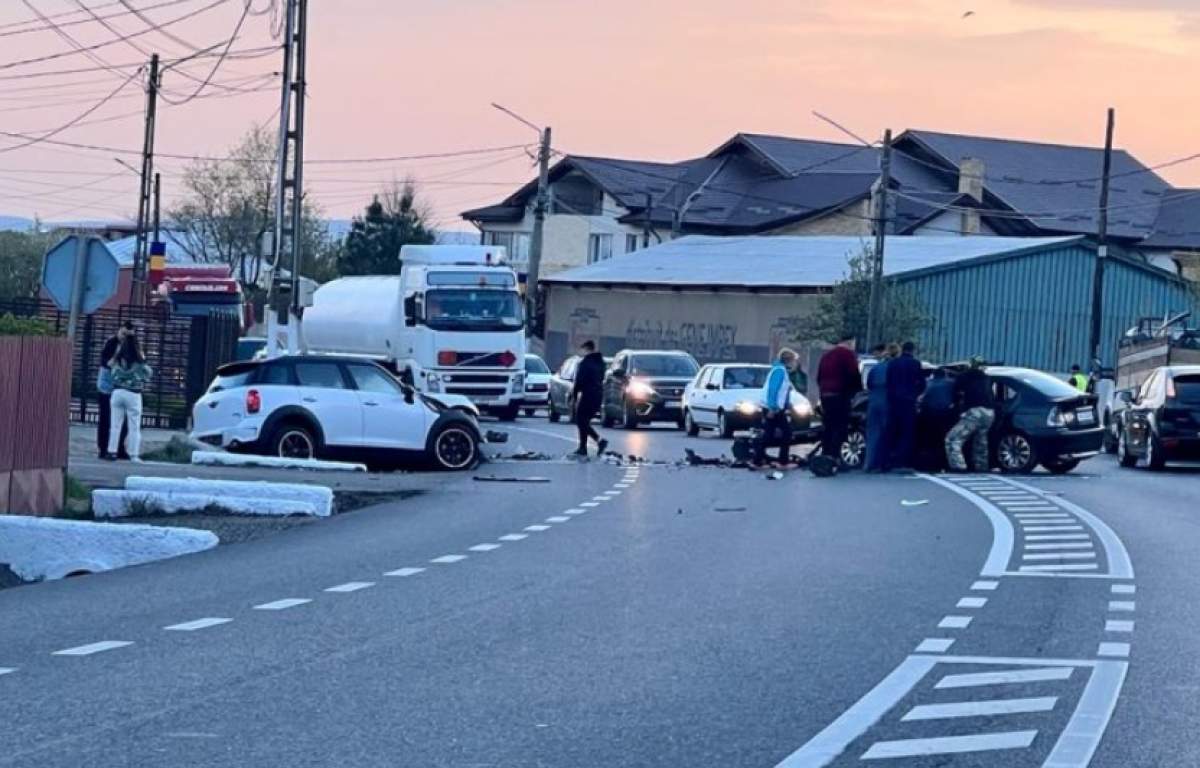 Accident violent la intrarea în Goleşti. Un tânăr a intrat în comă și alte trei persoane au fost rănite / FOTO