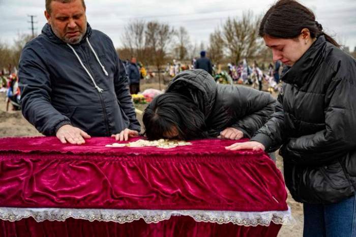 O tânără din Ucraina a fost torturată și ucisă de ruși. Imagini cutremurătoare de la înmormântarea Karinei: „Unghiile ei erau întoarse” / FOTO