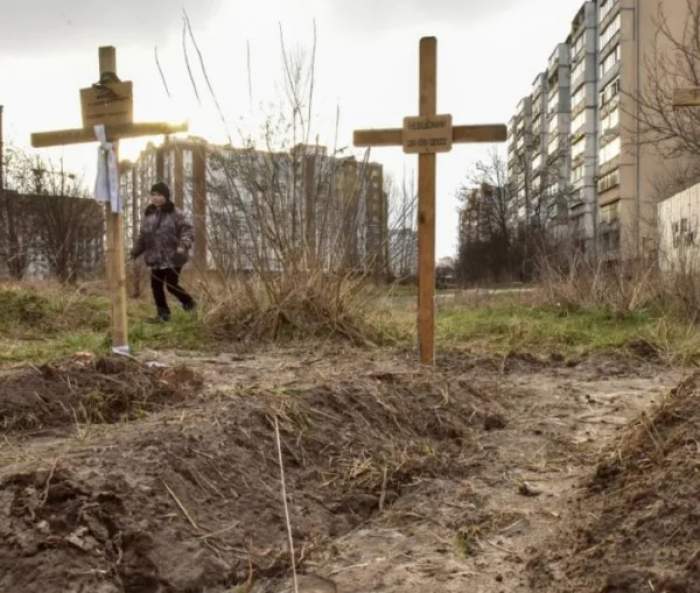 Două gropi comune, descoperite în Ucraina. Mai mulți civili au fost uciși de ruș
