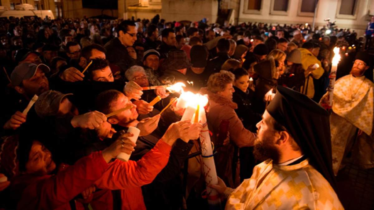 Mai mulți credincioși la biserică în noaptea de Înviere