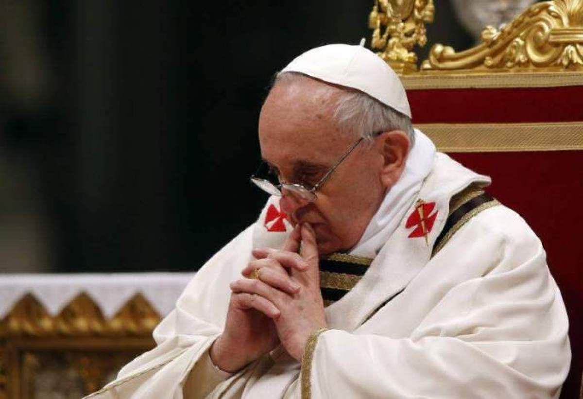 Papa Francisc in timp ce se roagă