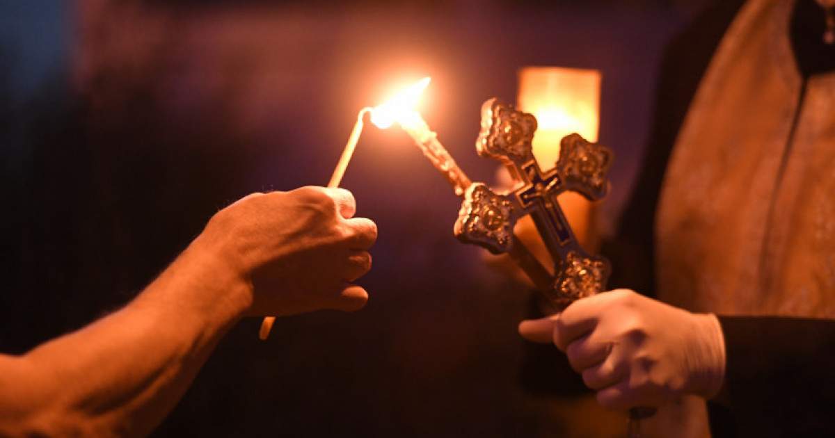 Lumânarea de Înviere se aprinde în fiecare zi din Săptămâna Luminată Lumina de la preot de Paște