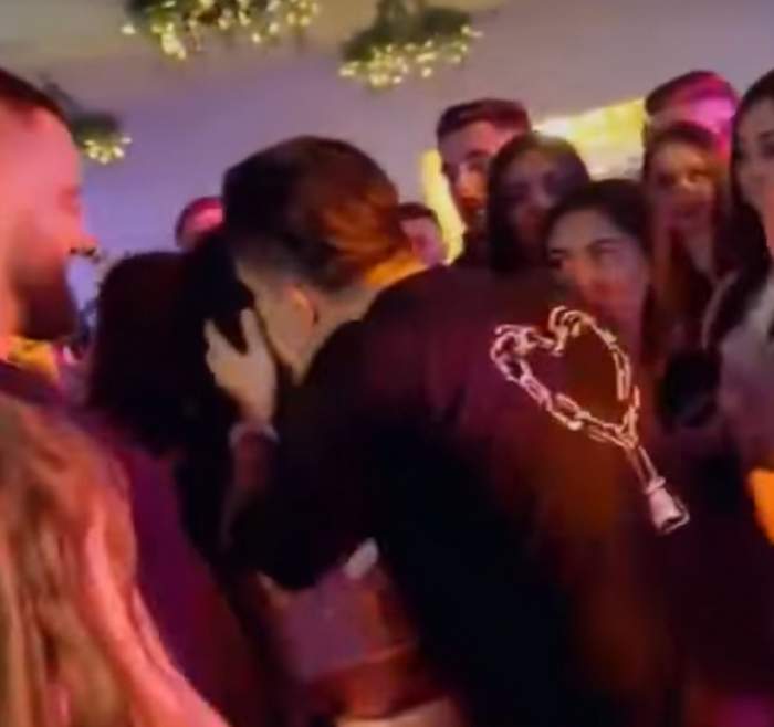Bogdan de la Ploiești, sărut pasional pe scenă! Imaginile au ajuns virale pe Internet: "Nu mă pup cu oricine" / FOTO