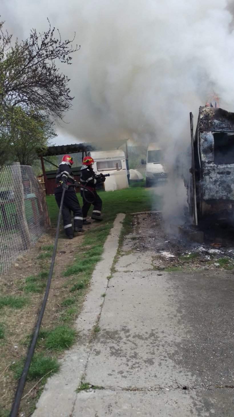 Incendiu într-o rulotă din Râmnicu Vâlcea. O femeie a fost găsită carbonizată / FOTO