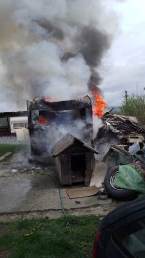 Incendiu într-o rulotă din Râmnicu Vâlcea. O femeie a fost găsită carbonizată / FOTO